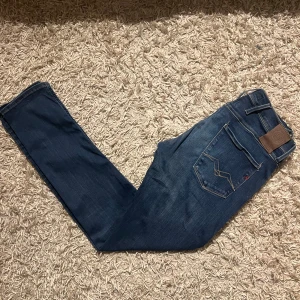Replay Anbass jeans blå 29/32 herr slim jeans - Säljer ett par blå Replay Anbass jeans med slim  passform och hyperflex. Mycket bra skick, inga  märkvärdiga anmärkningar. Storlek 29 mått kan såklart skickas vid osäkerhet. Postas antigen samma dag som köp eller dagen därpå, billigare ifall man kan mötas🙌💯