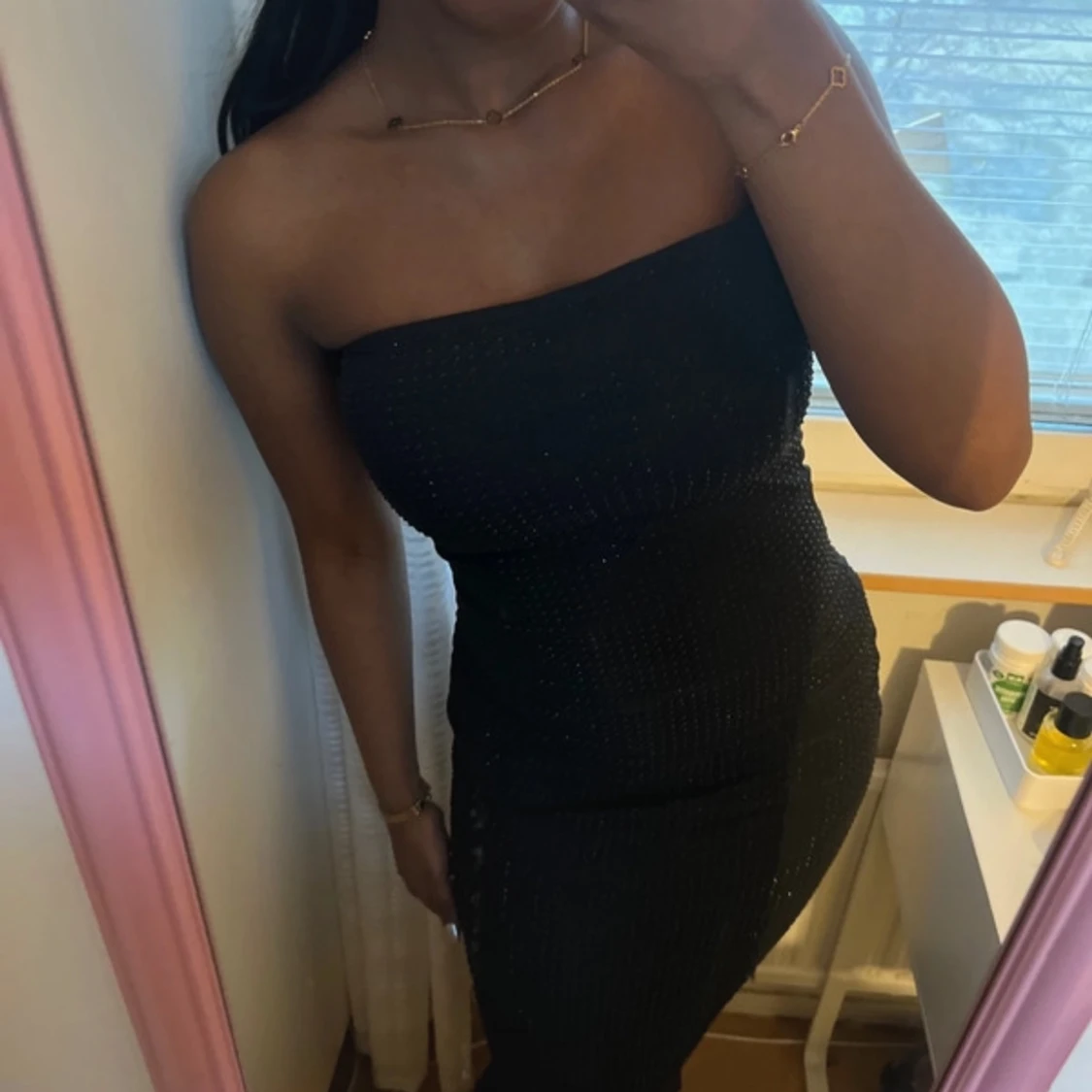 Svart glittrig axelbandslös klänning - 1