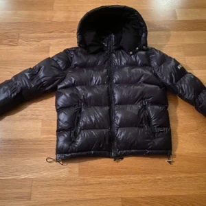 NVLTY pufferjacket - Tja, säljer denna äktaNVLTY vinterjackan som jag använt i 2 vintrar. Jackan är i superbra skick och den har hållt mig varm i -10. Jackan är beställd ifrån deras officiella hemsida i England. Bara att skriva vid frågor. Priset är inte hugget i sten, original 1000+ vill bli av med den 