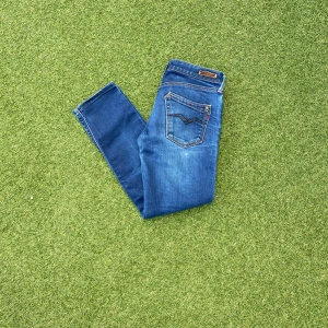 Blå Replay jeans  - Säljer dessa replay jeans. Storleken säger W28 L32 men är mer som W28 L30/29.Priset är inte hugget i sten och kan diskuteras. Hör gärna av dig gällande frågor!