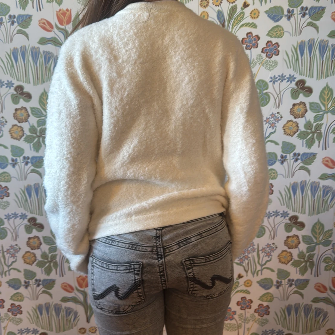 Vit fluffig kofta med silver knappar - 3