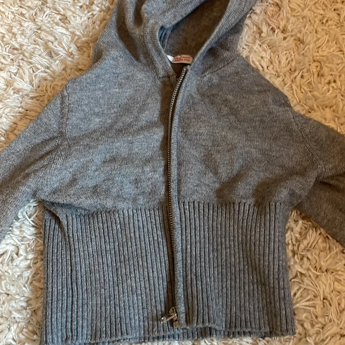 Grå croppad hoodie från Gina Tricot - 1