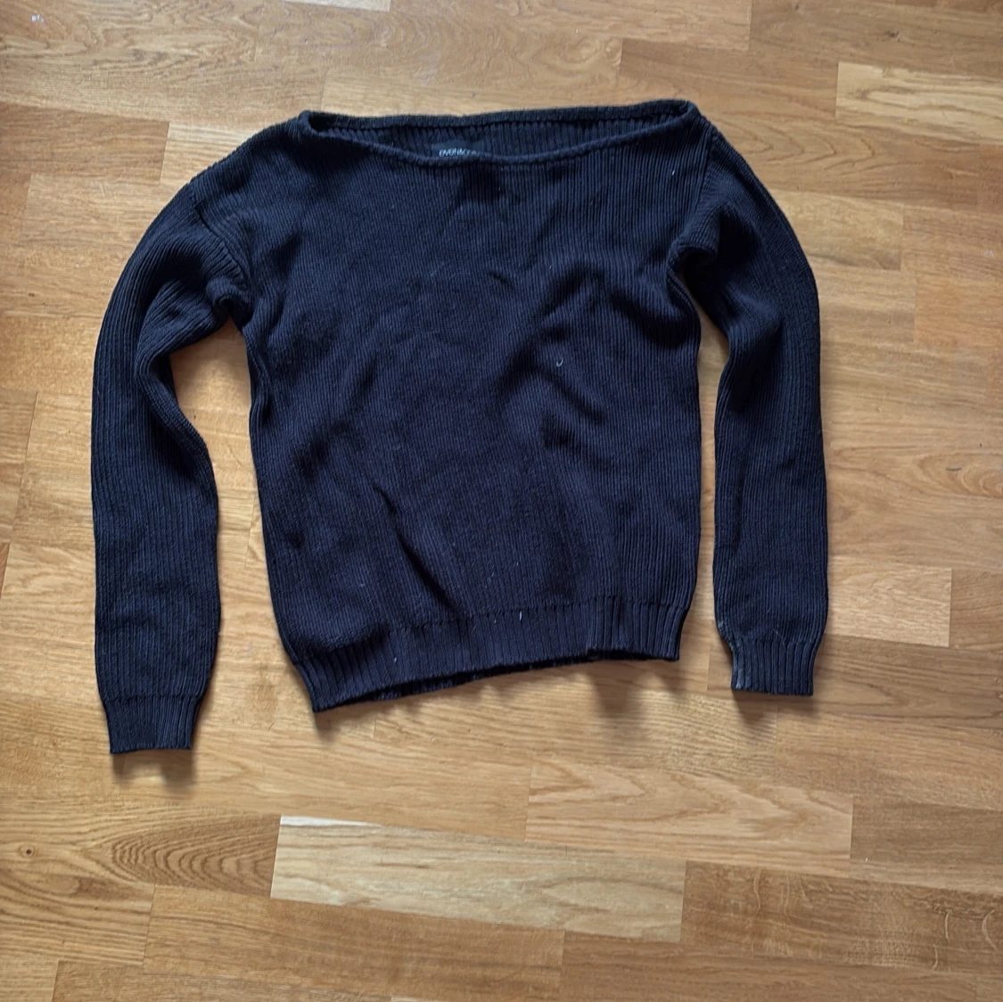 Svart stickad offshoulder-tröja Even&Odd