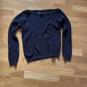 Svart stickad offshoulder-tröja Even&Odd - Svart stickad tröja från Even&Odd med offshoulder-modell och ribbade muddar. Långärmad och enkel design som är lätt att matcha. Perfekt för dig som gillar en stilren och chill look.