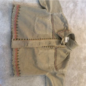 Beige overshirt från Zara med broderi - Snygg jacka 