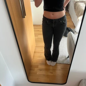 Svarta bootcut jeans med låg midja - Säljer ett par svarta jeans med bootcut-modell och låg midja. Bra skick från lager 157 storlek S full length
