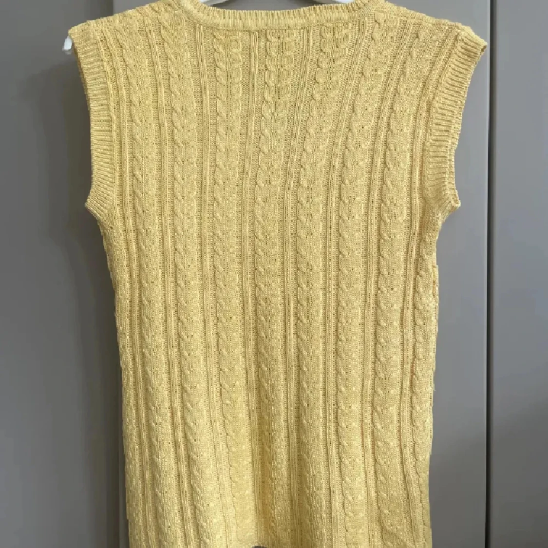 Gul stickad tröja med knappar - 1