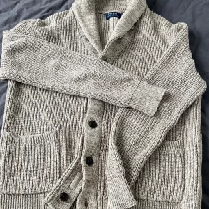 Ralph Lauren stickad cardigan - Säljer min stickade Ralph Lauren cardigan som jag köpte i deras butik i Toronto:) Jag använt den ca 3 gånger, så passar på att sälja den.                     Skick är 10/10🌟 Pris går att diskutera vid rimlig försäljning 