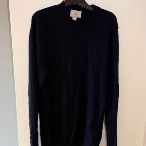 Stickad tröja - En mörkblå finstickad tröja från hm. Köpt för ca 400kr men bara använts enstaka gånger. Storlek xs herr