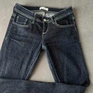 Lågmidjade jeans - Snygga lågmidjade jeans ifrån Gina tricot😍mörkblåa med vita sömmar, använda några fåtal gånger 