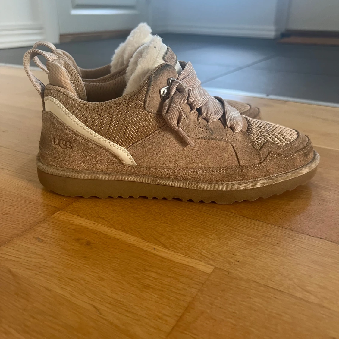 Beige sneakers från UGG med foder - 1
