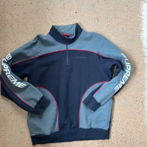 Supreme tröja fw18 - Ganska Supreme tjocktröja från fw18 i storlek medium