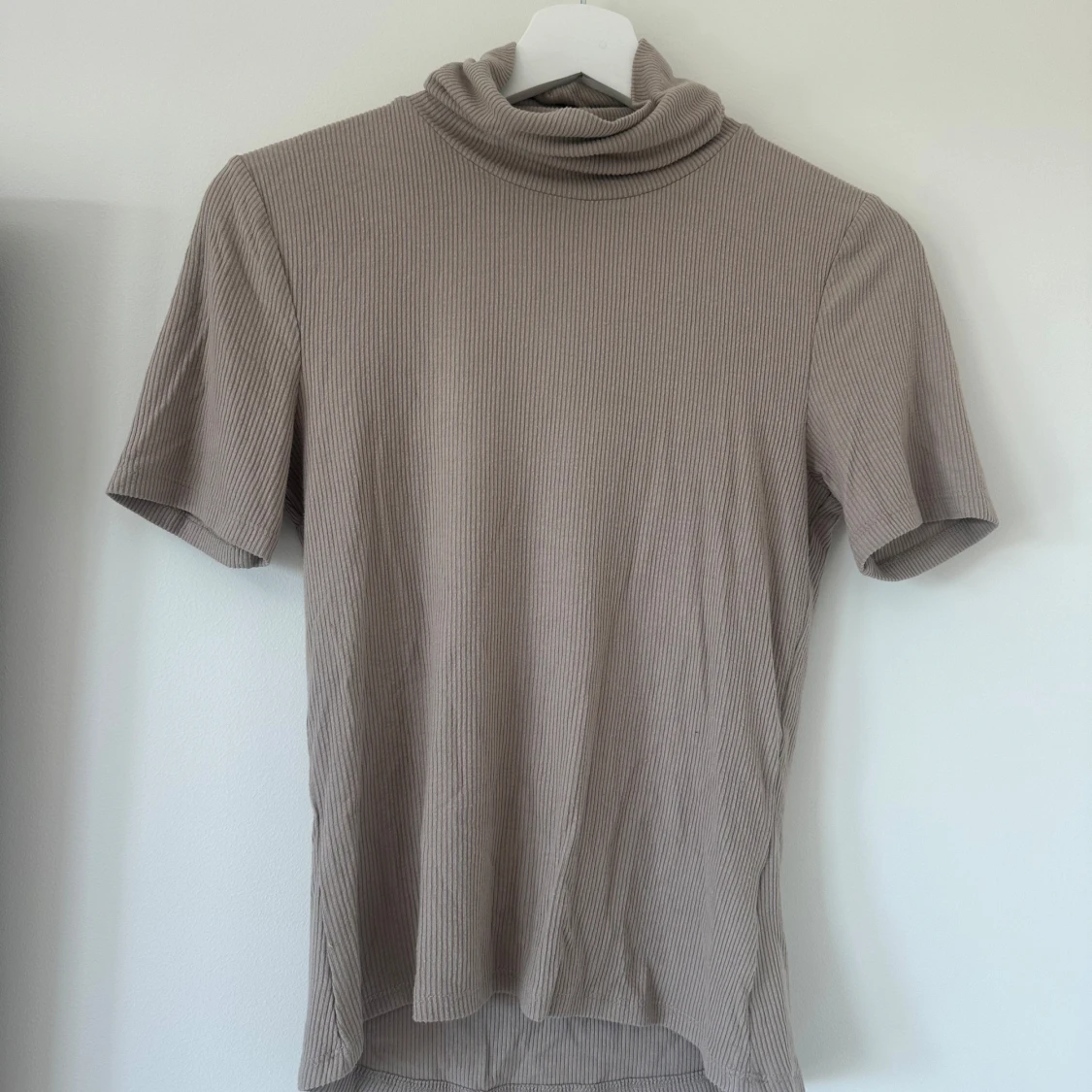 Beige polo t-shirt från Bikbok🍂