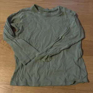 Ljusgrön långärmad tröja i bomull - Enkel och stilren ljusgrön långärmad tröja i mjuk bomull. Tröjan har rund halsringning och raka ärmar, perfekt för lager-på-lager eller chill dagar. Passar dig som gillar basic och avslappnad stil. 