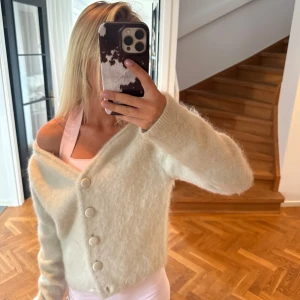 Stickad kofta  - Säljer denna sååå najs stickade kofta wowsiii❤️❤️😍😍😍hm edition mohair