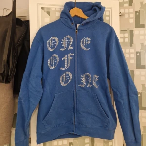 Blå hoodie One of One  - Blå hoodie från One of One i storlek medium. Hoodien är i använt skick. Nypris 1000 kr 