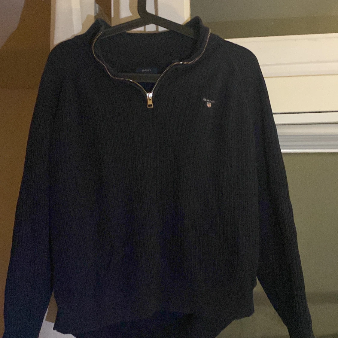 Mörkblå stickad half zip från GANT