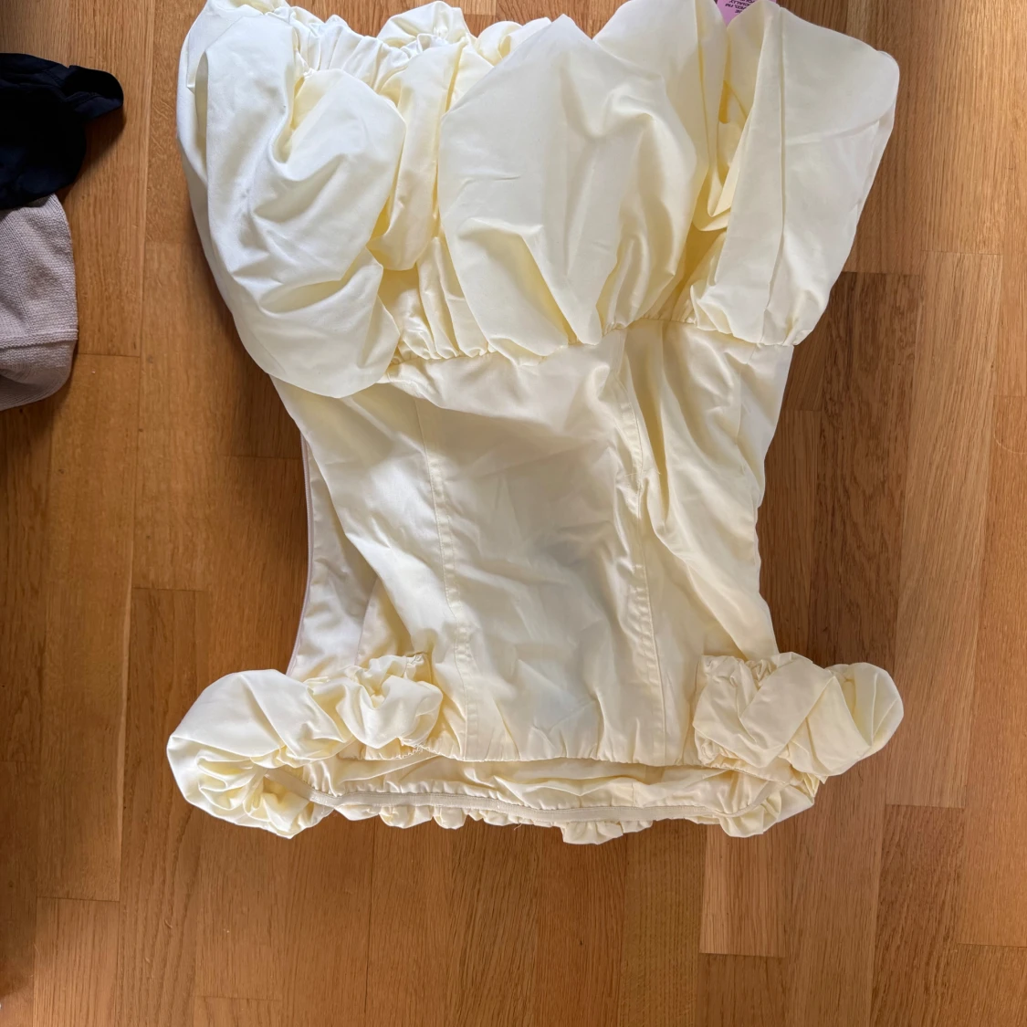 Ljusgul offshoulder klänning PrettyLittleThing - 1