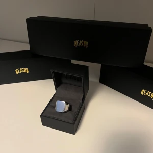 Ring från kejsar  - köpt för 1000kr och aldrig använt den, smyckes box och kartong box följer med, är öppen för prisförslag men putsduk följer med vid original pris!