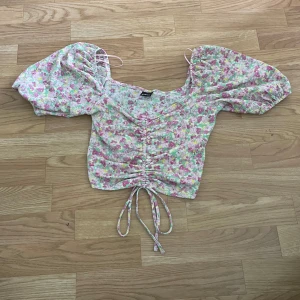 Blus - Somrig blus från GINA TRICOT. Nypris 289kr. Köparen står för frakten. Pris kan diskuteras vid snabb affär.
