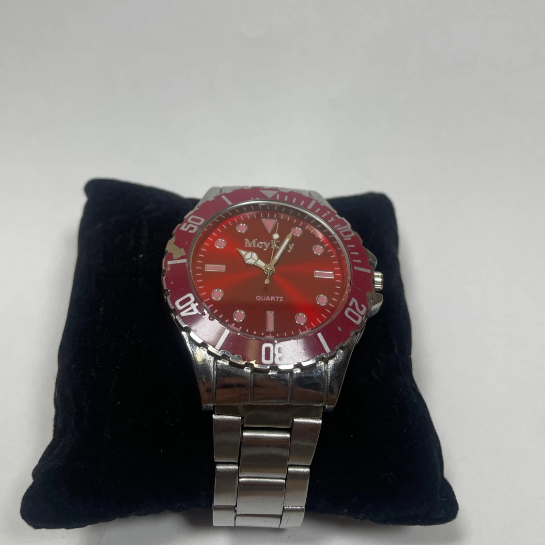 Röd McYlex klocka med metallarmband