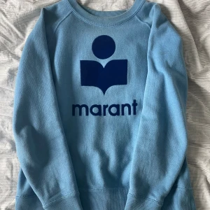 Blå tröja från Isabel Marant - Säljer en ljusblå tröja från Isabel Marant Étoile med mörkblå logga framtill. Supersnygg, mjuk och i bra skick. 