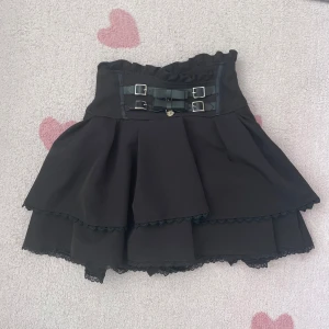 Jirai Kei Kjol - Liz Lisa replika. Har inbyggda shorts. passar storlek xxs-s. Midjan är stretchig och kan dras åt. Har en liten defekt men syns knappast (se sista bilden)