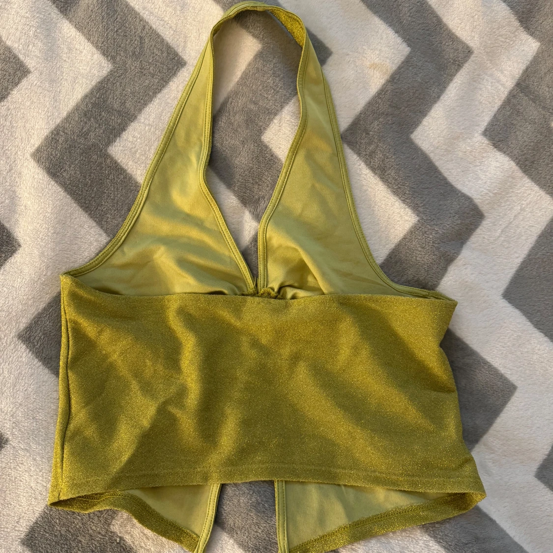 Glittrig gul halterneck topp - 1