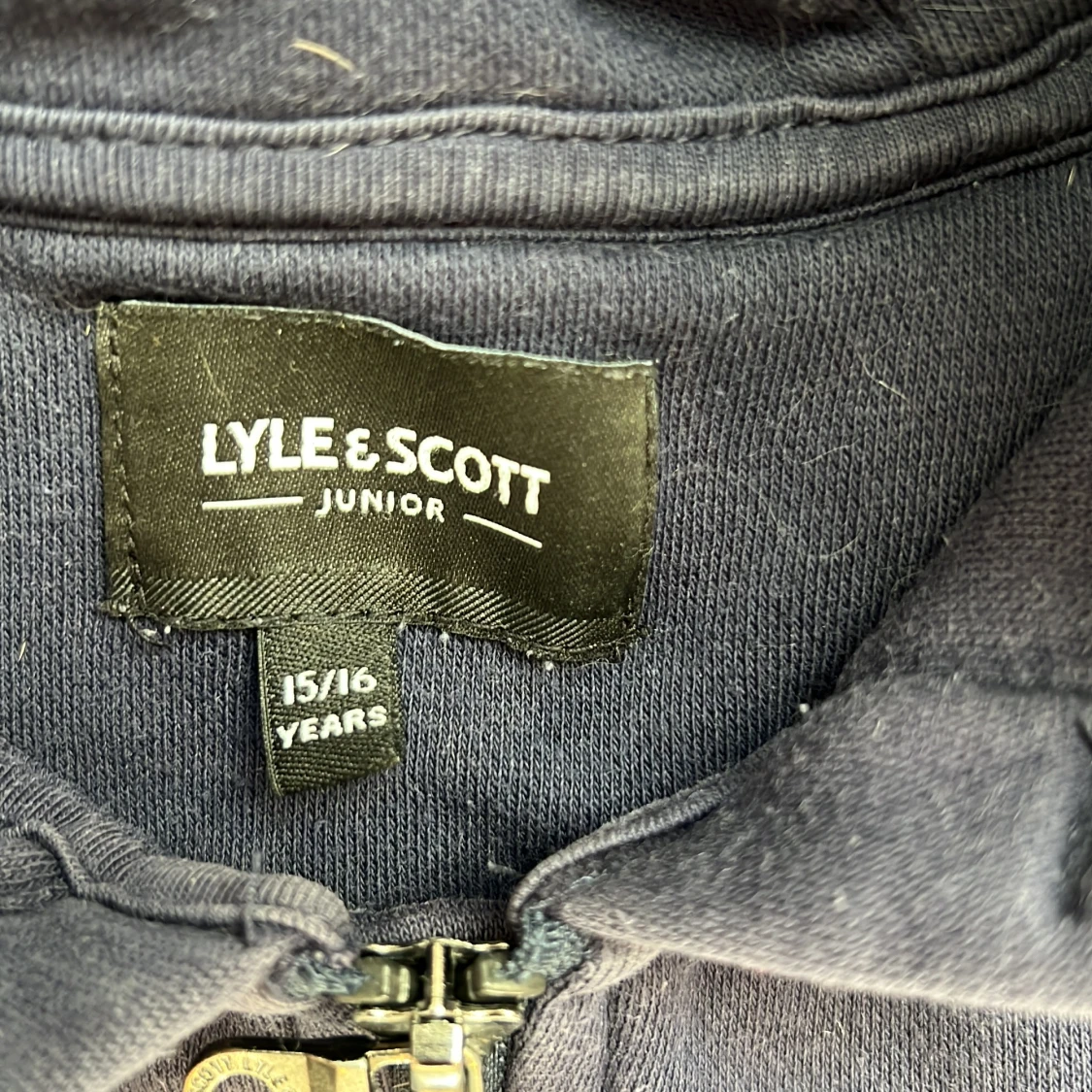 Marinblå hoodie från Lyle & Scott - 2