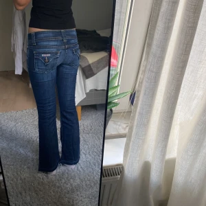 Lågmidjade Hudson jeans  - Säljer ett par superfina Lågmidjade jeans från Hudson som är för korta för mig. Midjemåttet rakt över: 38,5-39cm   Innerbenslängden: ca 75cm 💞 Jeansen är i bra skick! De är uppsprättade nere vid fötterna ❣️
