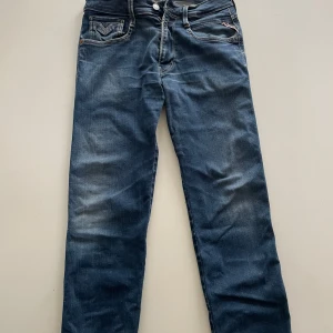 Replay Anbass jeans i blå denim - Snygga Replay Anbass jeans i klassisk blå denim med lätt slitning och raka ben. Lite skrynkliga men bra skick i storlek 31