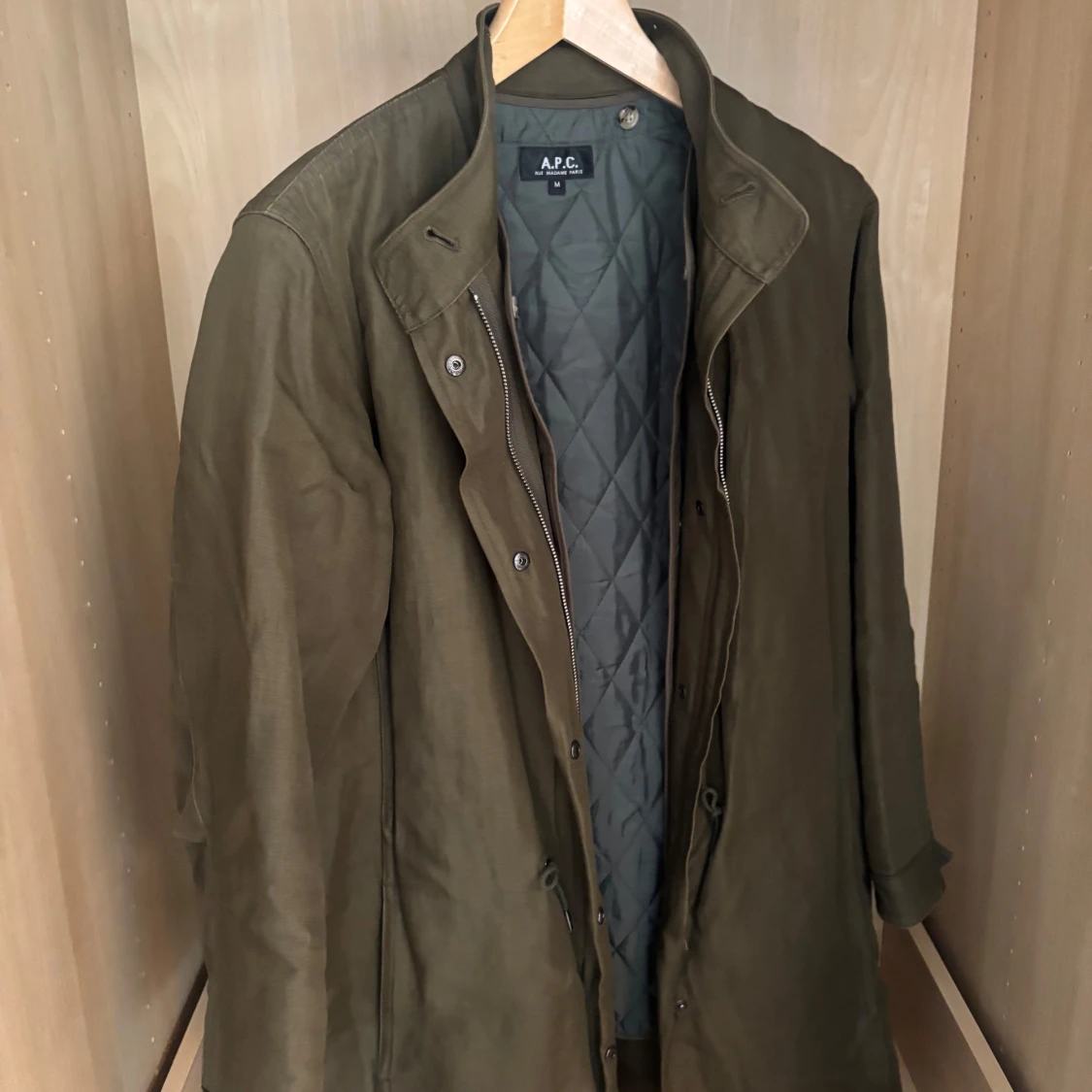 Olivgrön parkajacka från A.P.C.