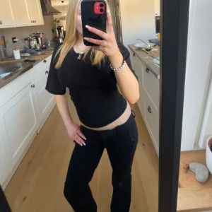 Svart tight figursydd topp - Jätte söt topp, passar bra till vardags men oxå till festligare stunder. Skriv innan köp 🥰❤️