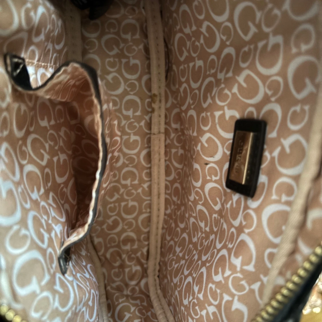 Svart quiltad axelväska från Guess - 2