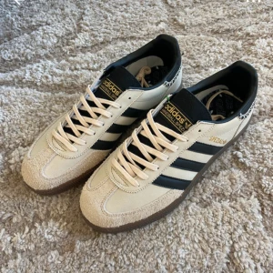 Adidas Spezial sneakers i beige och svart -  Adidas Spezial sneakers i beige mocka och svart läder. Dösnygga men tyvärr för stora. Helt oanvända, alltså enbart testade på.