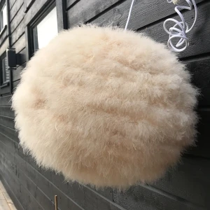 Beige fluffig lampa  - Supermjuk och rund hatt i beige pälsimitation. Hatten har en fluffig och voluminös look som verkligen sticker ut. Perfekt för dig som vill ha något unikt och trendigt på huvudet.