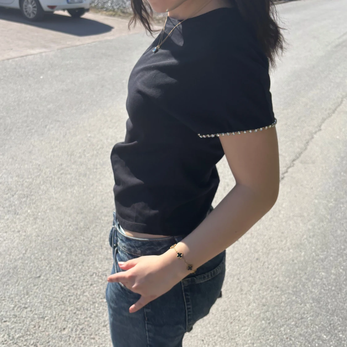 Svart t-shirt med pärldetaljer - 1