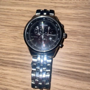 Citizen Klocka - Säljer min citizen klocka då den inte kommer till användning. Klockan är i superfint skick och inget fel hursomhelst på den. (Citizen Eco Drive). Boxen följer Tyvär ej med då jag tappat bort den. Kan skicka samma dag som köp.