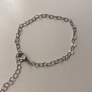 Silverfärgat armband med hjärtformade länkar - Säljer ett tunt och stilrent armband i silverfärg med små hjärtformade länkar. Passar även perfekt att matcha med andra smycken❤️