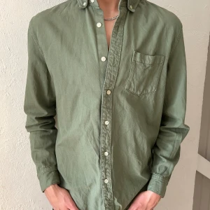 Grön skjorta  - Tjena säljer denna feta gröna skjorta, använd, skick (7/10) storlek s, bara att höra av sig vid frågor!  