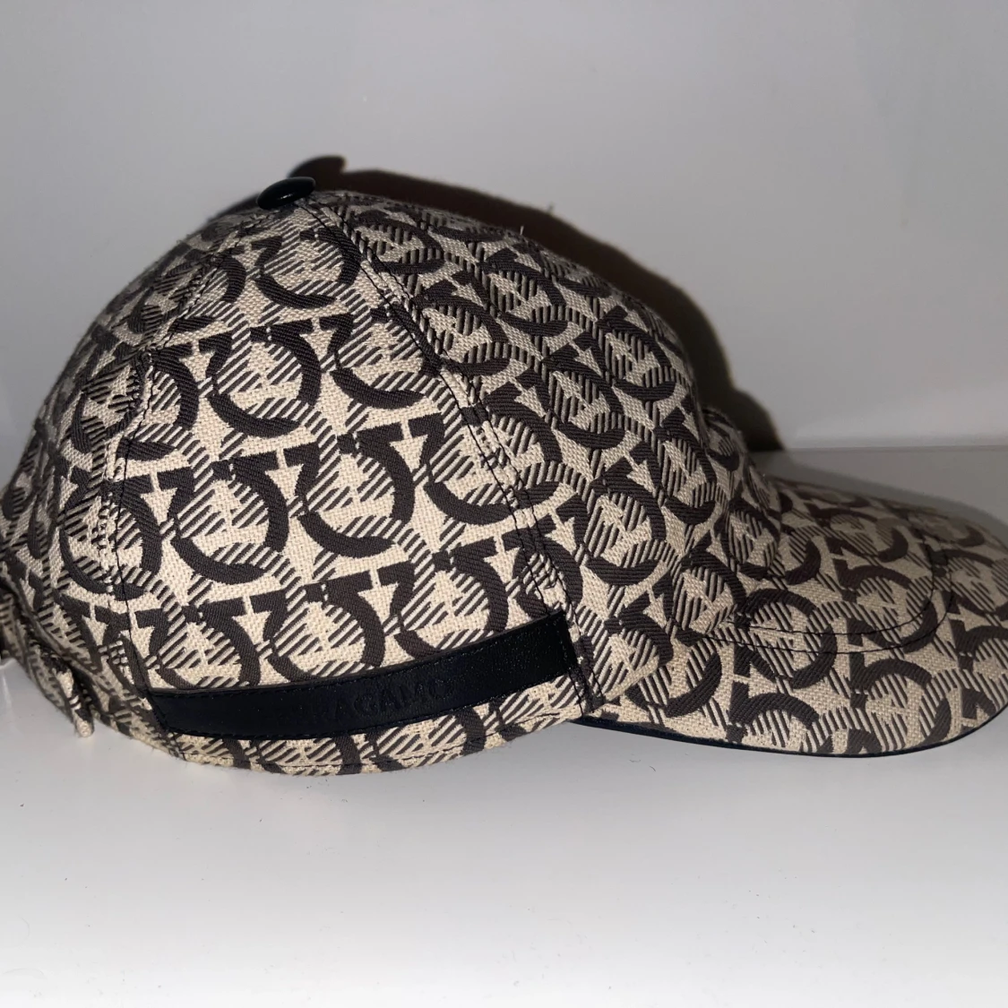 Beige och brun mönstrad keps från Ferragamo - 2