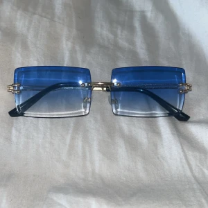 Blå solglasögon - Använt 2 ggr max och säljer för jag ej använder den längre.