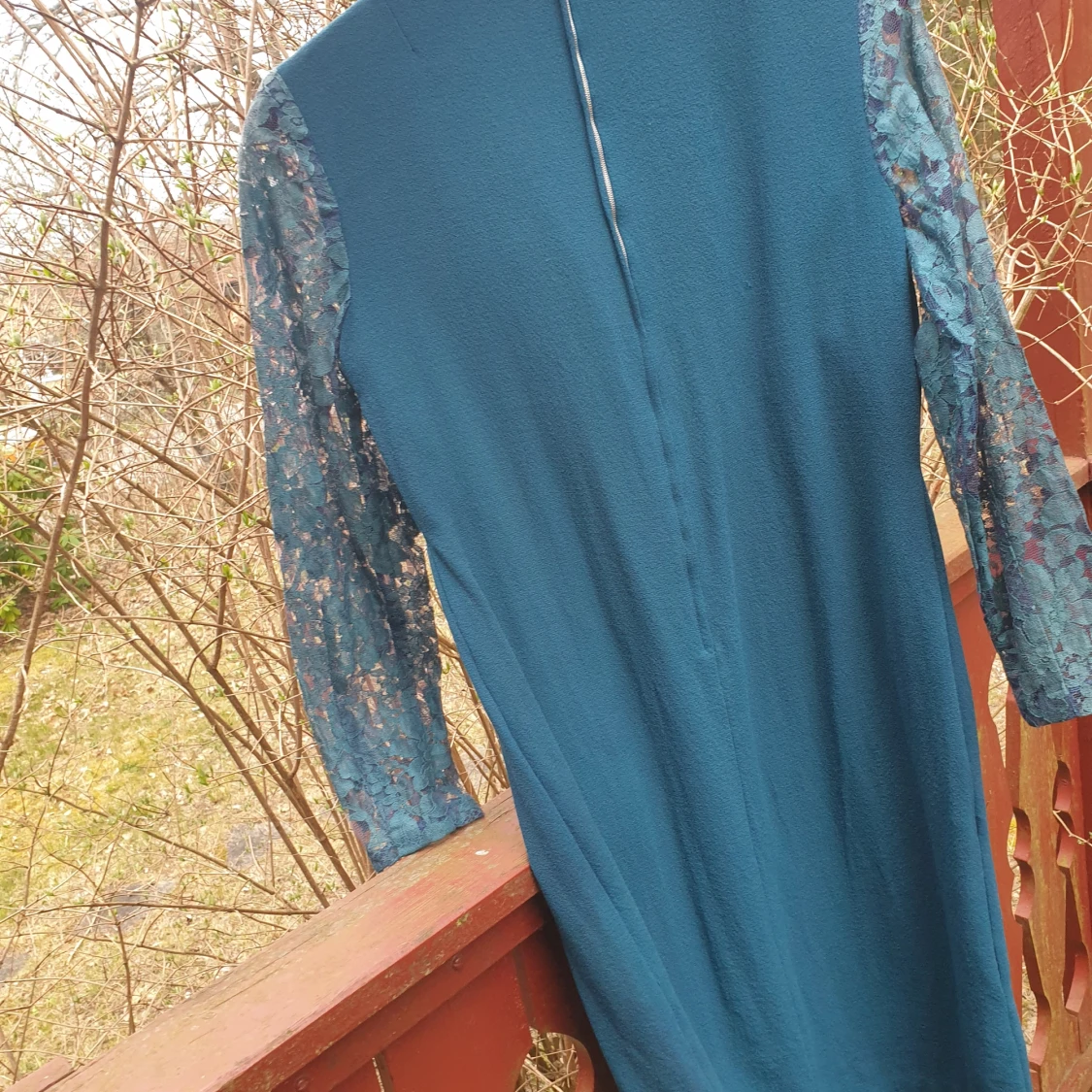 Petrolblå klänning med spetsärmar och rosettdetalj - 1