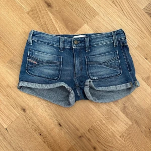 Jeansshorts  - Midjemåttet är 35🌟