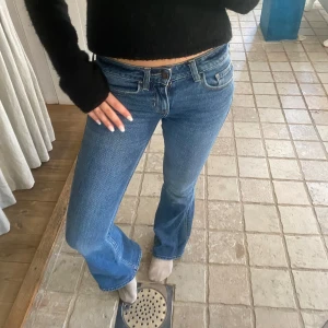 Blå bootcut jeans - Snygga blå bootcut jeans med låg midja!!