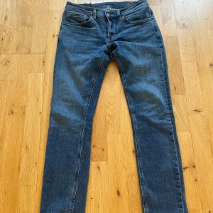 Dondup jeans George  - Snygga blå skinny jeans från Dondup med en klassisk femficksdesign. Perfekta för en stilren look med en smal passform 