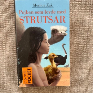 Pojken som levde med strutsar - En pocketbok av Monica Zak med titeln 'Pojken som levde med strutsar'. Boken är på svenska och utgiven av Opal förlag. Perfekt för dig som gillar spännande och verklighetsbaserade berättelser. Boksidorna är i mkt bra skick.