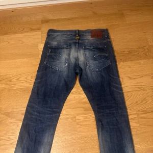 G-star raw jeans 31/32 - Jeans från G-star raw. Bra skick, snygga slitningar storlek 31/32.
