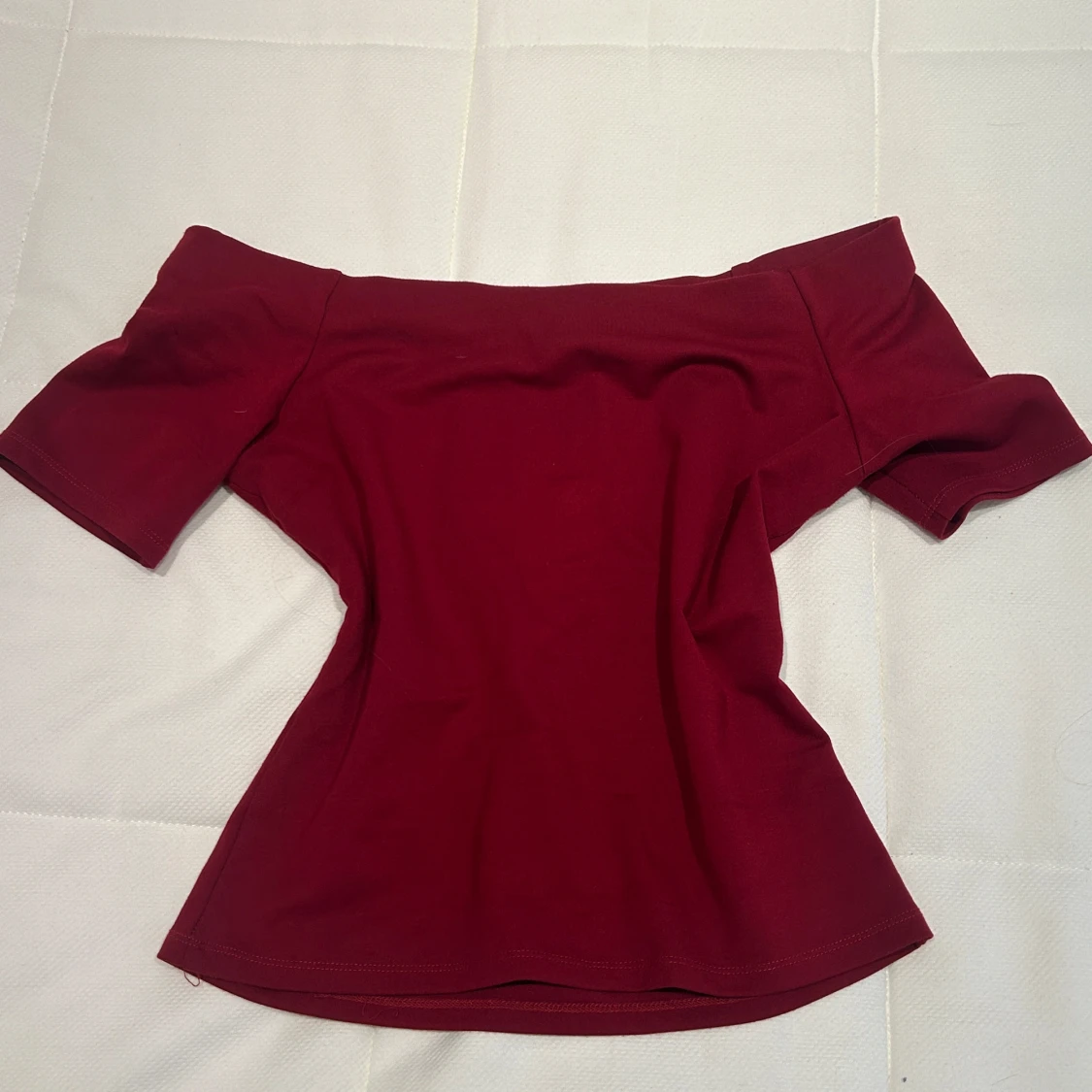 Vinröd off-shoulder tröja - 1