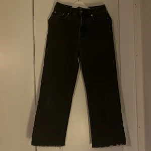 Svarta jeans från lager 157 - Snygga svarta jeans från lager 157 med en rak passform och fransiga kanter. Perfekta för en avslappnad stil. De har klassiska fem fickor och dragkedja och en knapp i midjan. Använda några gånger.